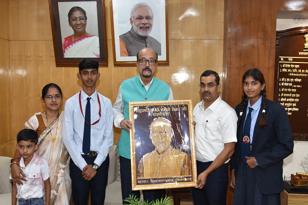 राज्यपाल श्री डेका को मड़ानार स्कूल के बच्चों ने काष्ठ कला से निर्मित पोट्रेट भेंट की