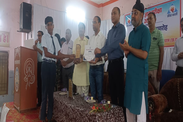 ऑनलाइन क्विज़ प्रतियोगिता के विजेताओं को मिला पुरस्कार