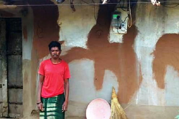  शाम ढलते ही अंधेरे में डूबने वाला गांव हुआ रोशन