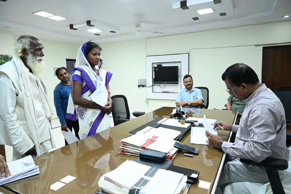 जनदर्शन में पहुंचे 50 आवेदकों की समस्याएं सुनीं, अपर कलेक्टर ने दिए त्वरित कार्यवाही के निर्देश