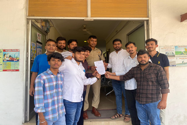 NSUI ने यातायात व्यवस्था की नजर उतारी, सुधार की मांग को लेकर सौंपा ज्ञापन