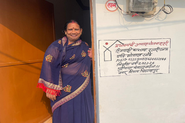 पक्के घर की पहली दिवाली, दुलारी बाई ने कहा अब जीवन हुआ रोशन