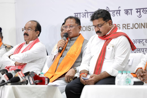  मुख्यधारा में लौटे माओवादी कैडर &mdash; बस्तर में शांति, विश्वास और विकास की नई सुबह : मुख्यमंत्री श्री विष्णु देव साय