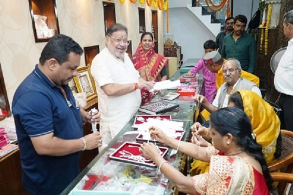 विधायक सुनील सोनी के ज्वेलरी शॉप में सांसद बृजमोहन अग्रवाल ने शुभ खरीददारी की