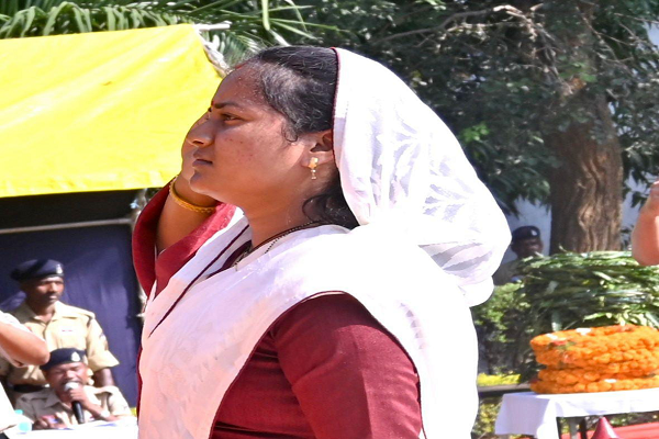 पुलिस स्मृति दिवस पर मंत्री श्रीमती लक्ष्मी राजवाड़े ने शहीद जवानों को दी श्रद्धांजलि