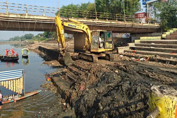 महादेव घाट में निगम ने चलाया सफाई अभियान, छठ पूजा की तैयारी पूरी