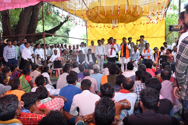 उप मुख्यमंत्री श्री विजय शर्मा सुकमा जिले के सुदूर वनांचल ग्राम दुलेड कैम्प का किया निरीक्षण