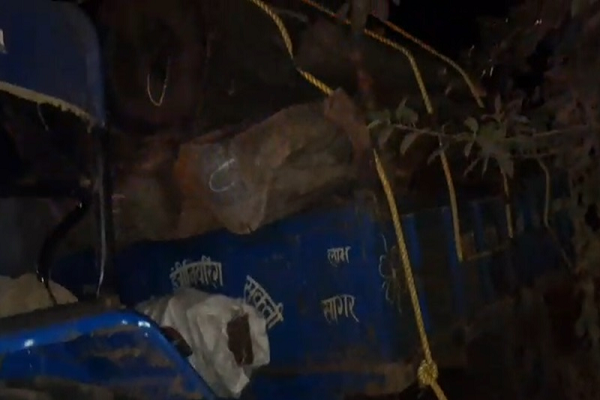 लकड़ी से लदे ट्रैक्टर से स्कूटर टकराया, एक गंभीर रूप से घायल