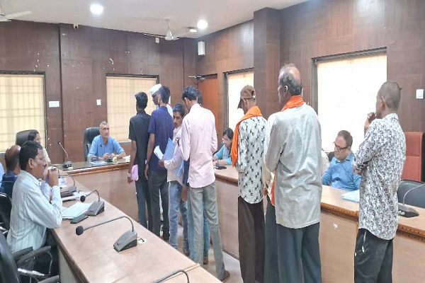 कलेक्टर ने सुनी जनदर्शन में लोगों की समस्याएं, 32 आवेदन हुए प्राप्त