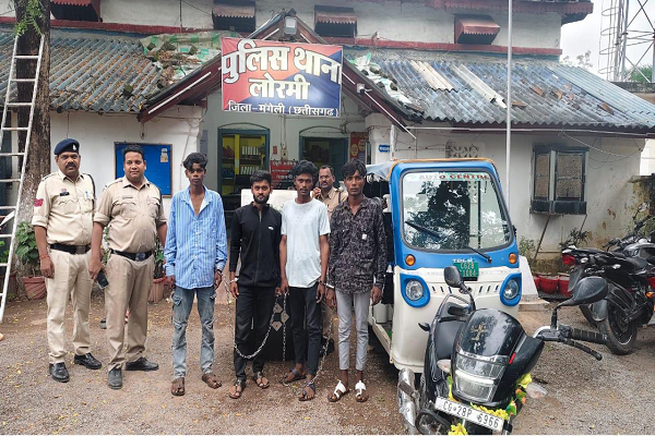 आरोपीगण व अपचारी बालकों से 02 नग चाकू, 01 राड, घटना में प्रयुक्त मोटर सायकल, आटो को किया गया जप्त