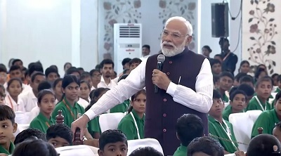 हाथ में माइक थामे PM मोदी, सत्य साईं अस्पताल में बच्चों से बातचीत की