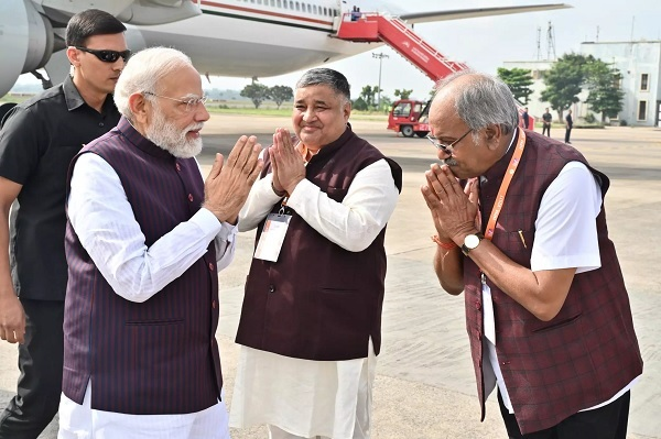 MP बृजमोहन अग्रवाल ने रायपुर विमानतल पर PM मोदी का किया स्वागत