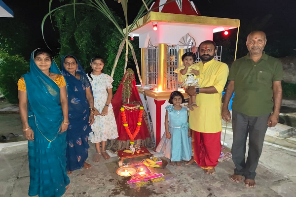 दीपों से जगमगाए द्वार, तुलसी-शालिग्राम विवाह के लिए सजा आंगन