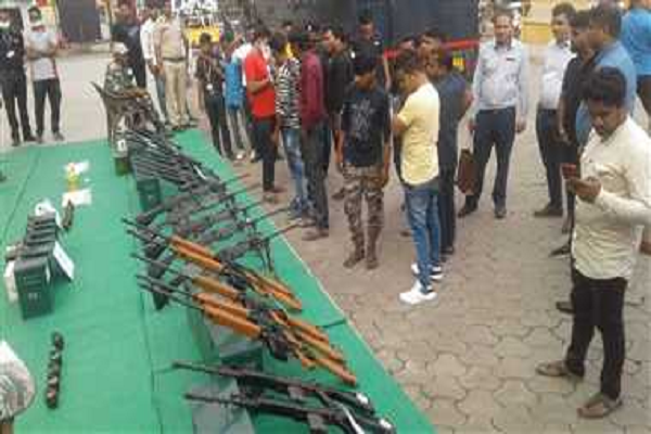  कबीरधाम पुलिस द्वारा अत्याधुनिक हथियारों की प्रदर्शनी