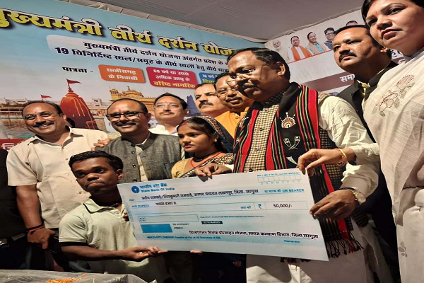 कृषि मंत्री श्री नेताम ने राज्योत्सव में 6 दिव्यांगजनों को सहायक उपकरण एवं आर्थिक सहायता प्रदान की