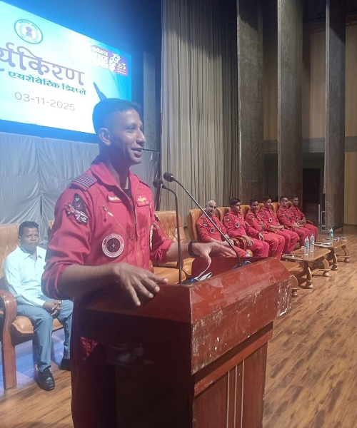 सूर्यकिरण एरोबैटिक टीम ने बच्चों से की मुलाकात, दी प्रेरणा &ndash; बढ़ाया उत्साह