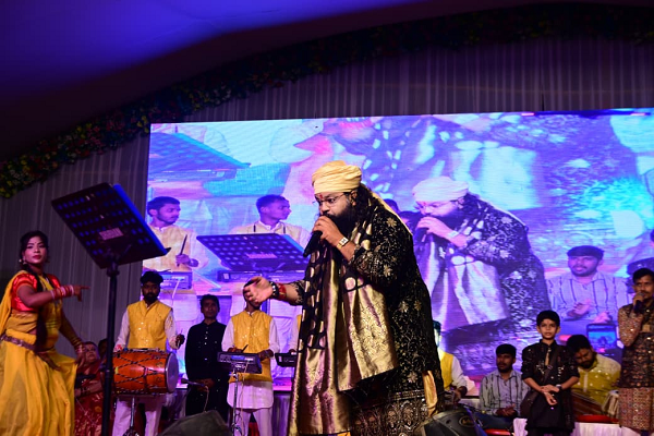  राज्योत्सव में पंडित विवेक शर्मा की मधुर गायिकी ने बांधा राज्योत्सव में समां, श्रोता मंत्रमुग्ध होकर देर रात तक झूमते रहे 