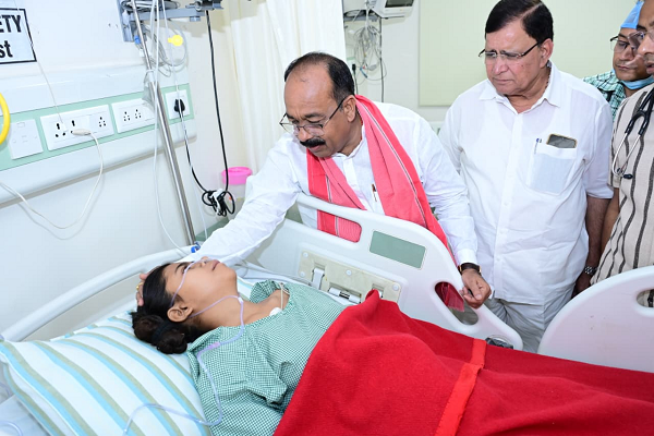 उप मुख्यमंत्री श्री अरुण साव रेल हादसे में घायल लोगों से मिले