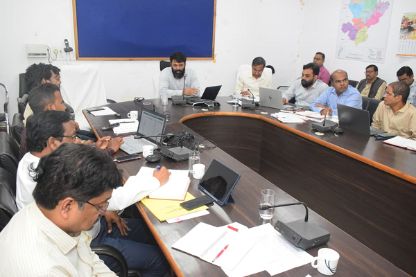 धान खरीदी से पहले खरीदी केन्द्रों में सभी तैयारियां सुनिश्चित करें : कलेक्टर