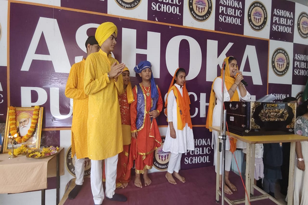 अशोका विद्यालय में गुरु नानक देव जी की शिक्षाओं से आलोकित हुआ वातावरण