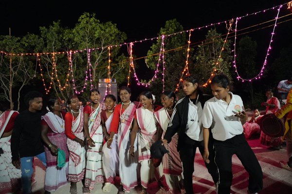 जशपुर जम्बुरी में लोक संस्कृति और प्रकृति का संगम : देशदेखा में पर्यटक झूमे लोक कलाकारों के साथ, चांदनी रात में किया स्टार ग्रेजिंग का आनंद