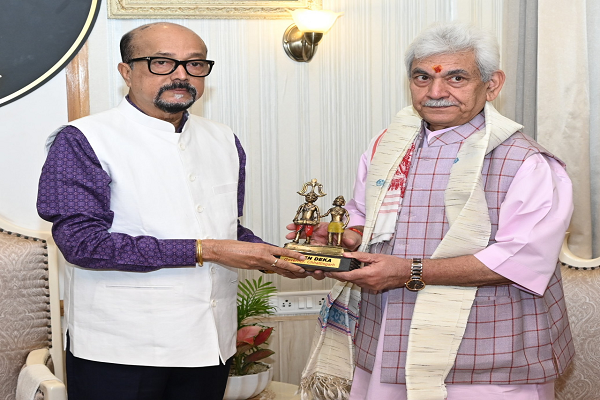  राज्यपाल श्री रमेन डेका से जम्मू-कश्मीर के उपराज्यपाल श्री मनोज सिन्हा ने की सौजन्य मुलाकात