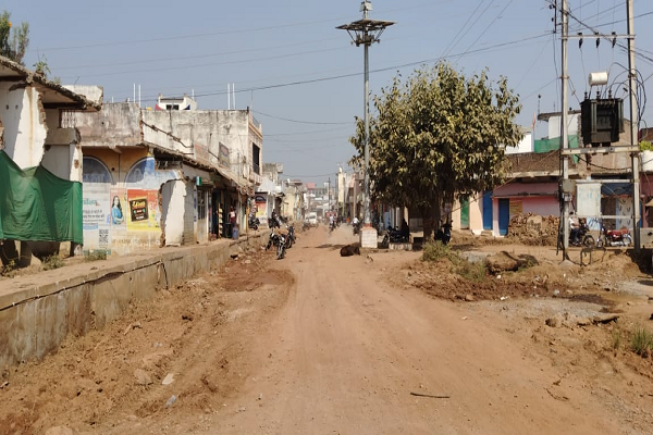 कवर्धा की सड़क बनी मुसीबत का सबब! ठेकेदार और विभाग की लचर व्यवस्था से आमजन बेहाल 