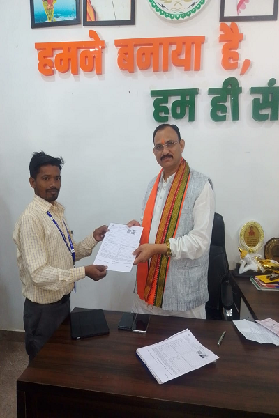 स्वास्थ्य मंत्री श्री श्याम बिहारी जायसवाल को बीएलओ ने सौंपा ईएफ फॉर्म