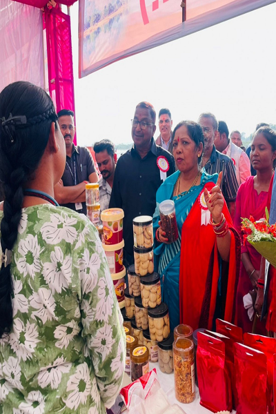 जशपुर में चमका कोरिया का &lsquo;अमृत ब्रांड&rsquo; : बिहान की दीदियों के हुनर ने जीता लोगों का दिल, बिक्री ने बढ़ाया आत्मविश्वास