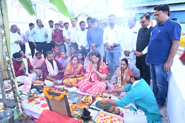 विधायक भावना बोहरा ने केन केरियर की पूजा कर पंडरिया में शेयर प्रमाण पत्र वितरण एवं गन्ना खरीदी व पेराई सत्र का किया शुभारंभ