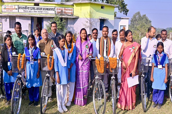 मंत्री श्रीमती लक्ष्मी राजवाड़े ने अजबनगर में सायकल वितरण कर विद्यार्थियों को किया प्रोत्साहित