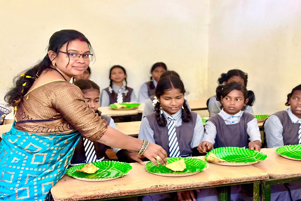  शिक्षिका ने अपने जन्मदिवस पर दिया न्यौता भोज