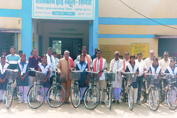  शासकीय हाईस्कूल सिथरा की 24 छात्राओं को मिली साइकिलें