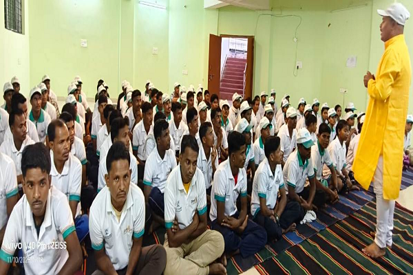 हिंसा और भय के रास्ते को छोड़ आत्म सुधार की राह पर पुनर्वासित माओवादी