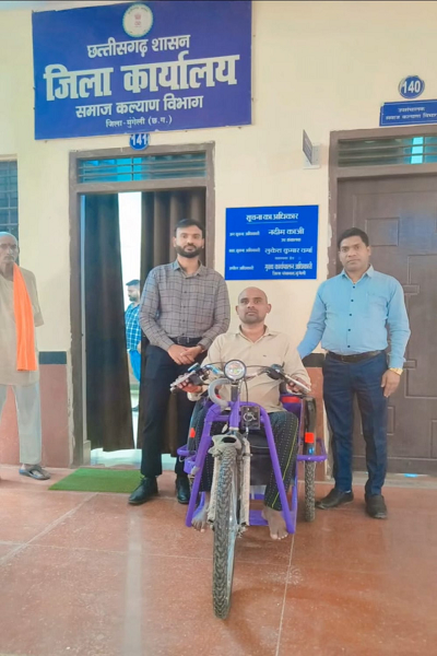 पृथ्वी निषाद को मिली नई बैटरी चालित ट्राईसाइकिल