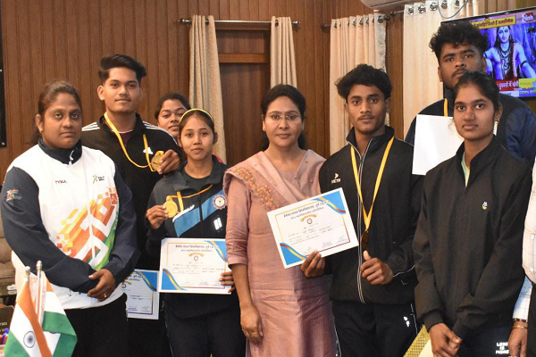  जिले की वेटलिफ्टरों ने जीता स्वर्णिम सम्मान, कलेक्टर ने विजेता खिलाड़ियों का किया सम्मान