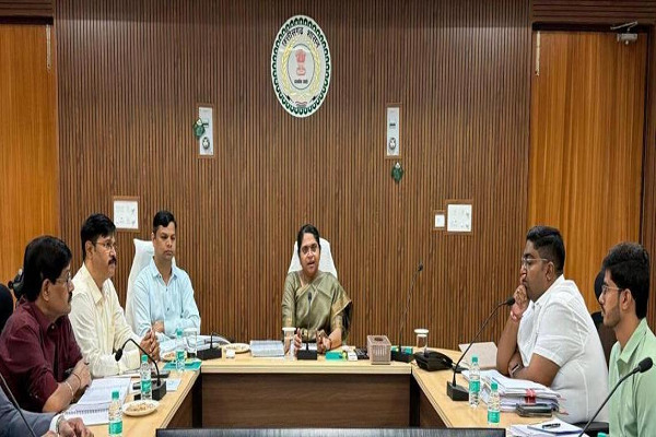 आबकारी विभाग की समीक्षा बैठक में अधिकारियों को राजस्व लक्ष्य प्राप्ति के निर्देश