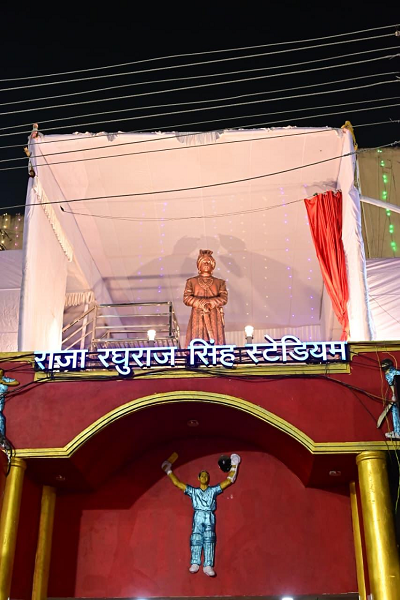  मुख्यमंत्री ने स्टेडियम में किया राजा रघुराज सिंह की प्रतिमा का अनावरण