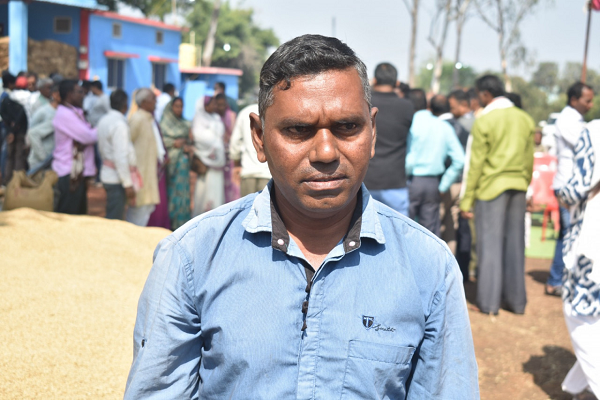 पहले दिन अपने धान की बिक्री करने का अवसर मिलने पर प्रसन्नचित हुआ किसान सावंत राम साहू