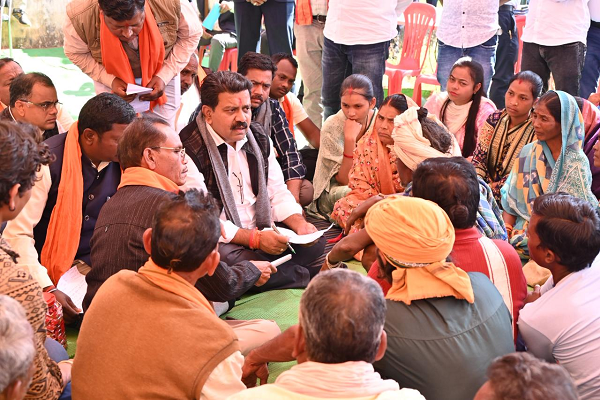 उपमुख्यमंत्री ने जनचौपाल में ग्रामीणों के संग बैठ की ग्राम के विकास पर चर्चा