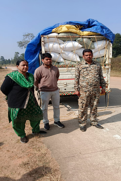 राजस्व टीम ने साईंटागर बैरियर के पास 60 बोरी अवैध धान परिवहन करते किया जब्त