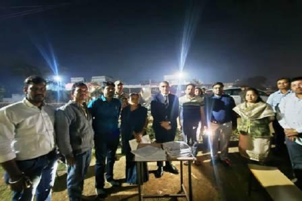 कलेक्टर शर्मा ने किया कोबिया पोलिंग स्टेशन का आकस्मिक निरीक्षण