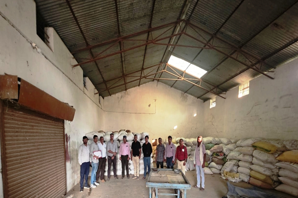 अवैध रूप से भंडारित 450 कट्टा धान जब्त