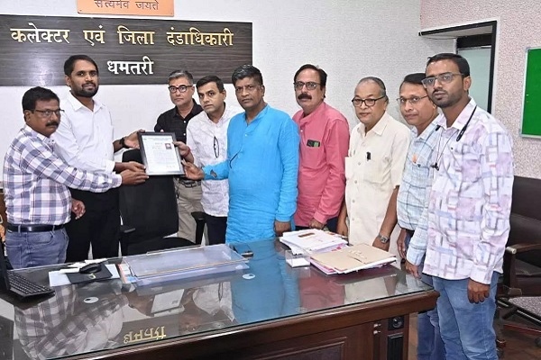 राष्ट्रीय उपलब्धियों पर कलेक्टर अबिनाश मिश्रा को डिस्ट्रिक्ट मीडिया क्लब ने प्रशस्ति पत्र प्रदान कर दी बधाई
