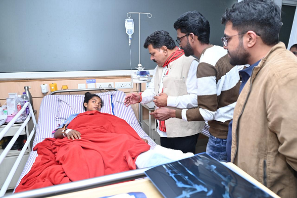 उपमुख्यमंत्री श्री विजय शर्मा हॉस्पिटल पहुंचकर महिला कांन्सटेबल के स्वास्थ्य की जानकारी ली