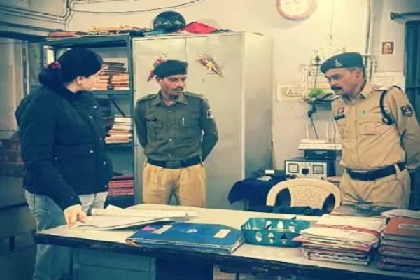 IPS अंकिता शर्मा ने रात 11 बजे थाने में दी दबिश