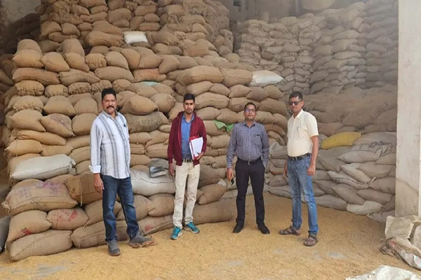 2 राइस मिल में छापा: 5 करोड़ का धान-चावल जब्त