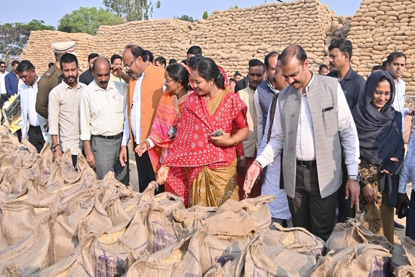 मंत्री श्रीमती लक्ष्मी राजवाड़े ने भटगांव विधानसभा के शिवप्रसाद नगर धान खरीदी केंद्र का किया निरीक्षण