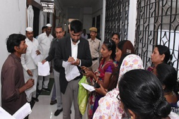 कलेक्टर ने जनदर्शन में पहुंचे जनसामान्य की समस्याओं को संवेदनशीलता पूर्वक सुना