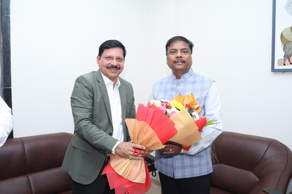 वन मंत्री श्री कश्यप से एसईसीएल के सीएमडी ने की सौजन्य भेंट